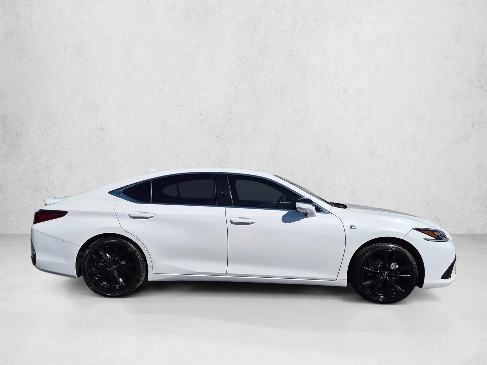 Certified Used 2024 Ultra White Lexus ES 300h F SPORT Handling image 4