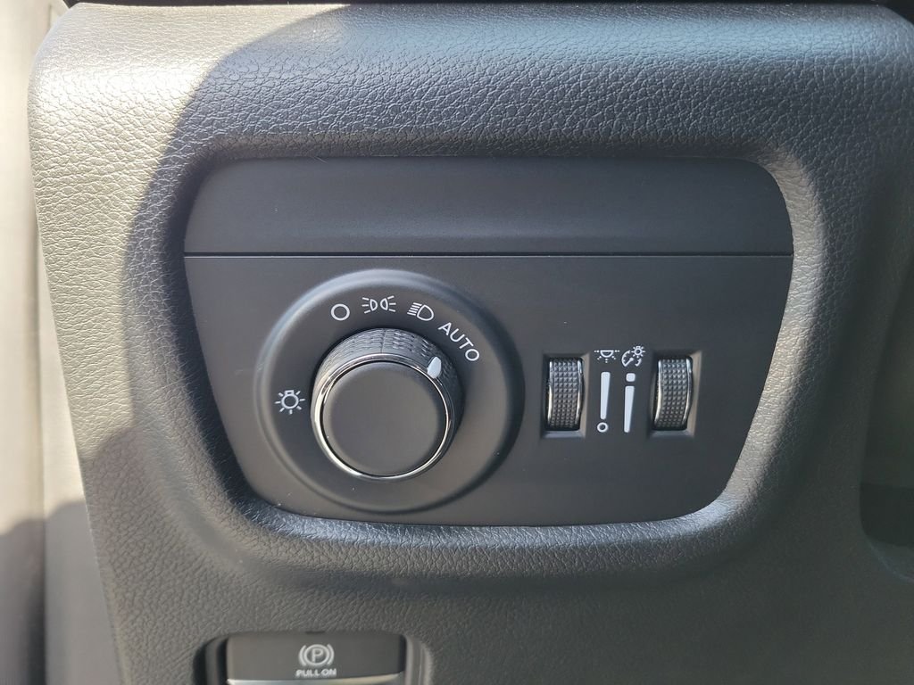 Used 2024 White Jeep Laredo image 21