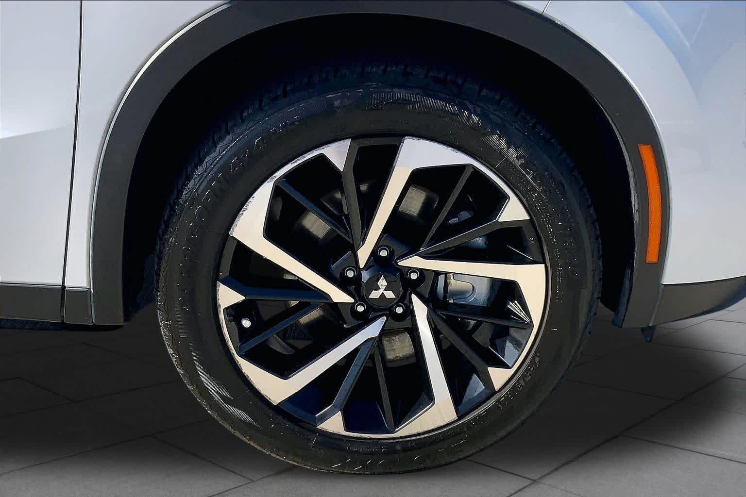 Used 2024 White Diamond Mitsubishi SE image 10
