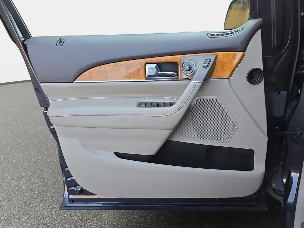 Used 2014 Smoked Quartz Metallic Tinted Clearcoat Lincoln Base image 28