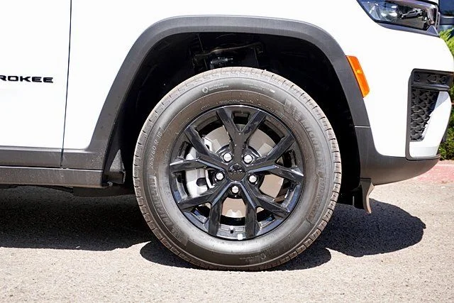 New 2026 Bright White Clearcoat Jeep Altitude image 8