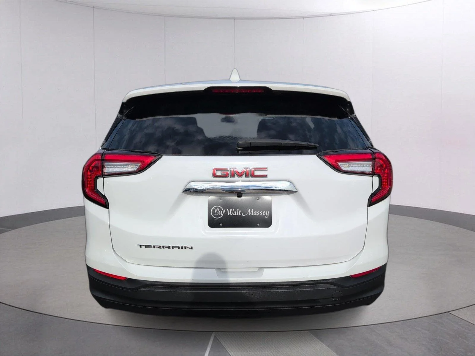 Used 2024 Summit White GMC SLE image 4
