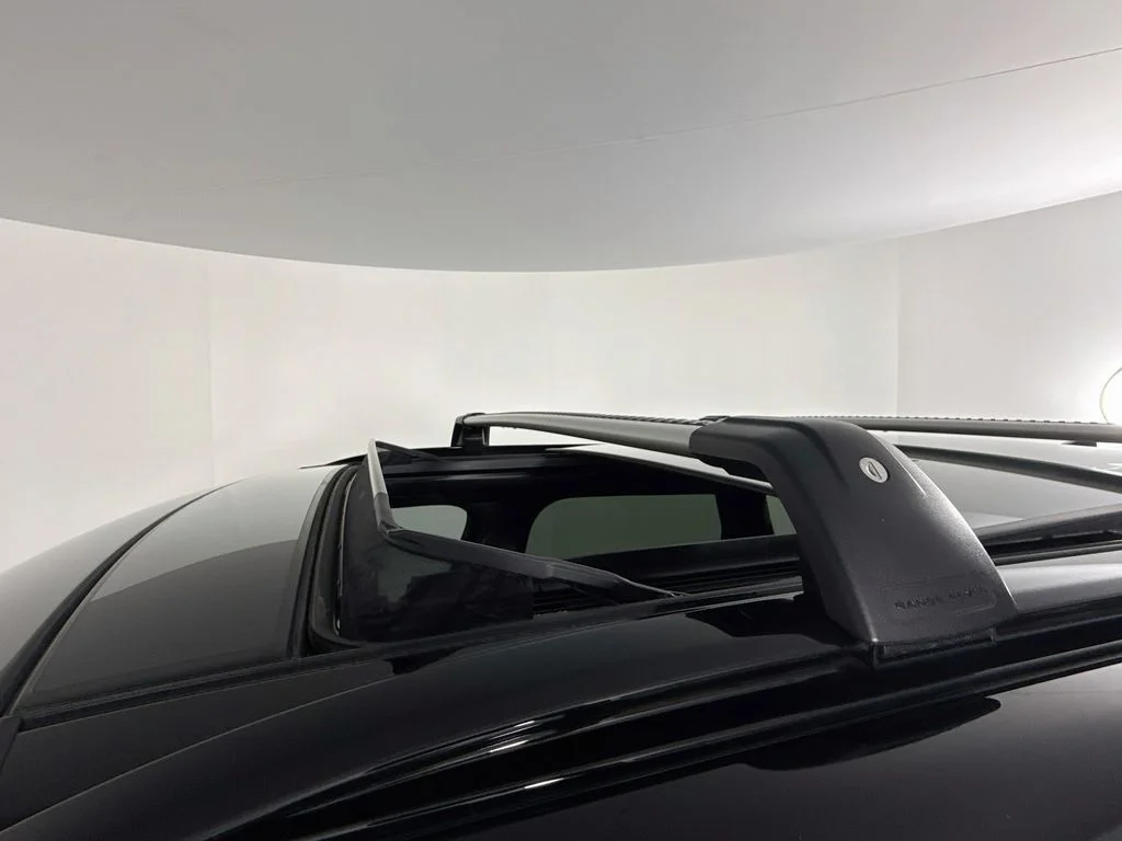 Used 2021  Land Rover SVR image 23