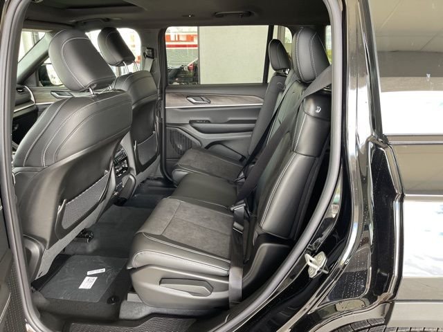 New 2026 Diamond Black Crystal Pearl-Coat Exterior Paint Jeep Altitude image 9