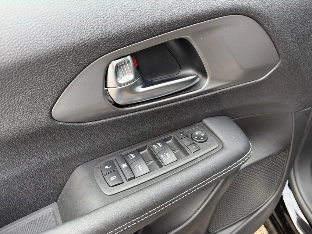 2025 Chrysler Voyager LX - Photo 12