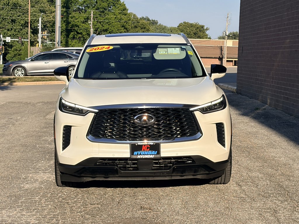 Used 2024 Majestic White INFINITI LUXE image 8