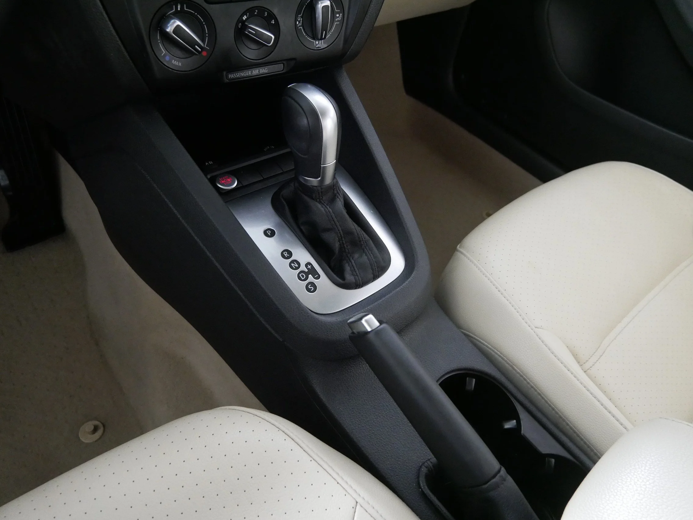 Used 2014 Candy White Volkswagen SE w/Connectivity/Sunroof image 24