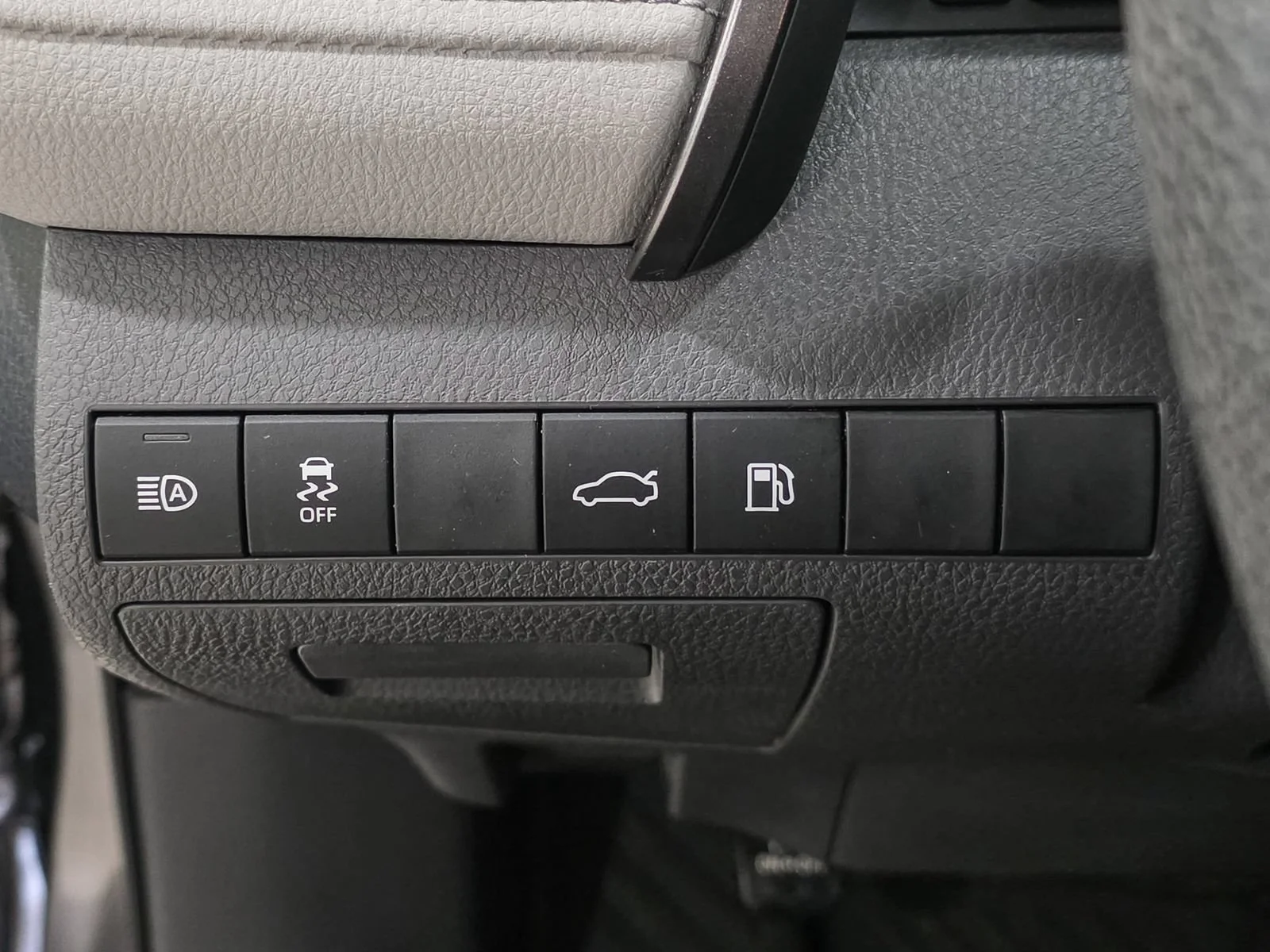Used 2018 Gray Toyota LE image 24