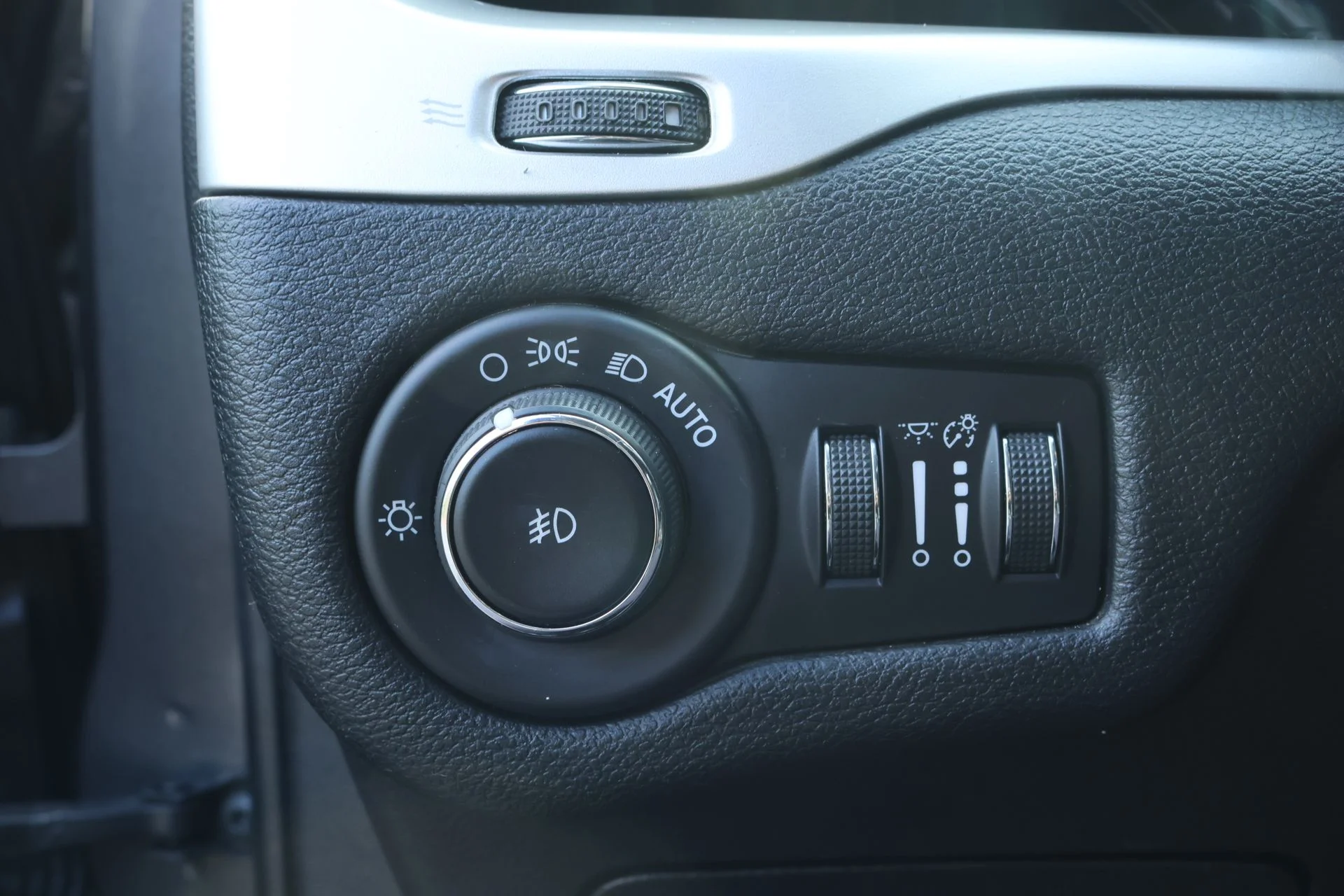 Used 2018 Gray Jeep Latitude Plus image 17