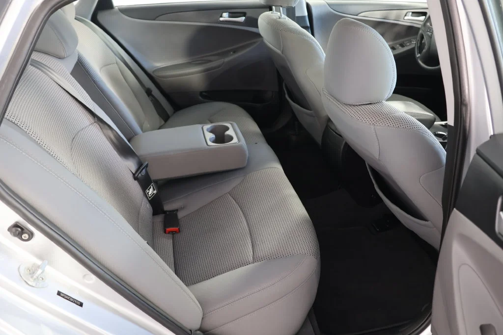 Used 2011 Radiant Silver Metallic Hyundai GLS image 21