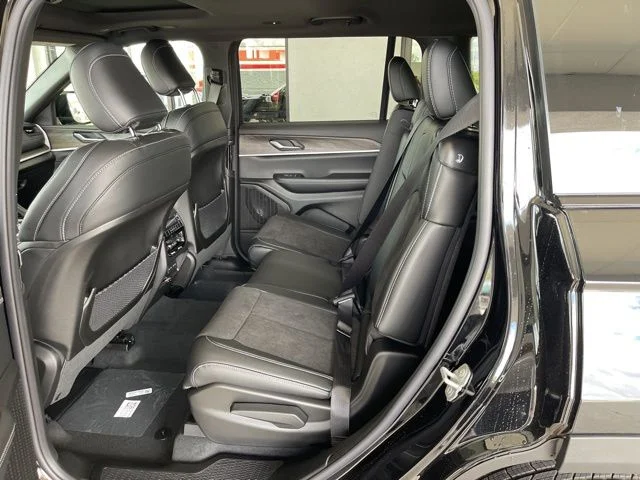 New 2026 Diamond Black Crystal Pearl-Coat Exterior Paint Jeep Altitude image 9