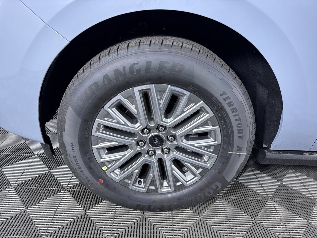 New 2027 Glacier Gray Metallic Tri-Coat Ford Platinum image 28