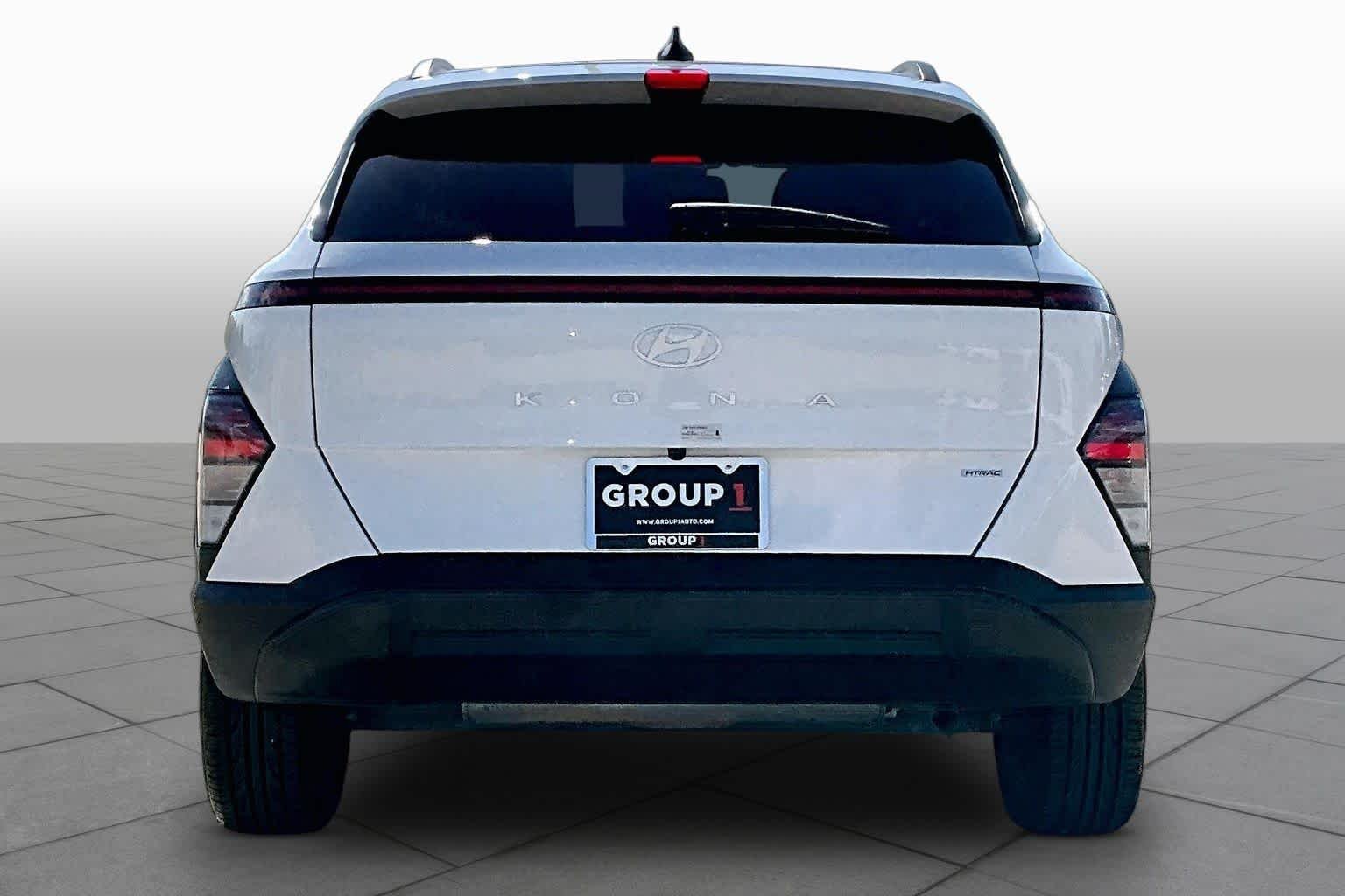 Certified Used 2025 Atlas White Hyundai SEL image 5