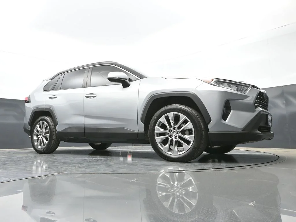 Used 2020 Silver Toyota XLE Premium image 47