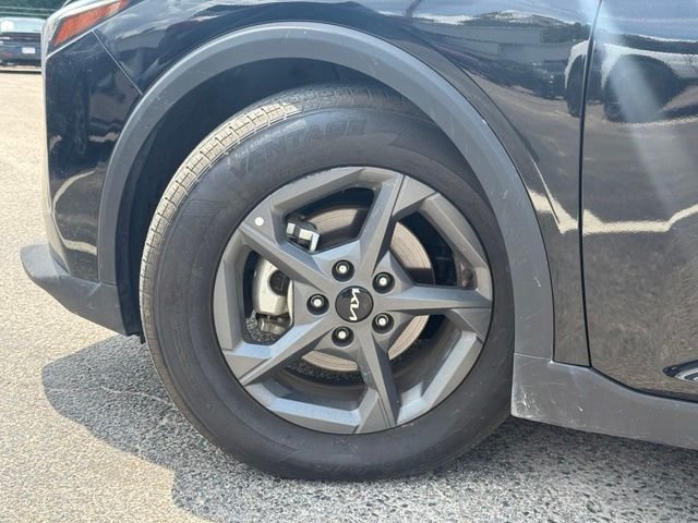 Used 2025 Black Kia LXS image 5