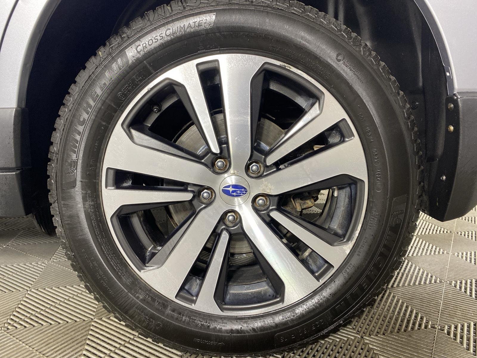 Used 2018 Ice Silver Metallic Subaru Limited image 12