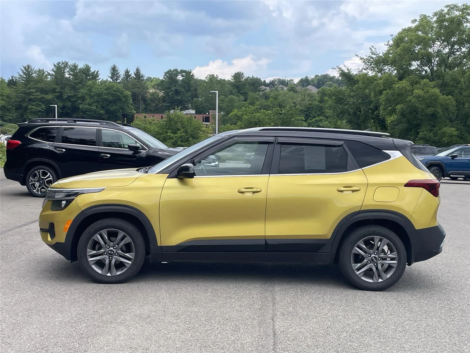 Used 2021 Starbright Yellow/Black Roof Kia S image 2