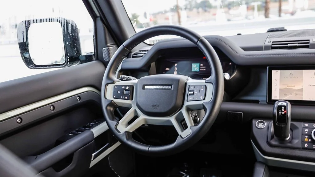 Used 2024  Land Rover S image 18