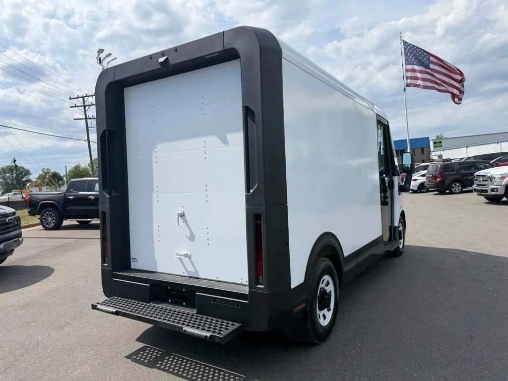 Used 2024 White BrightDrop 240HP image 7