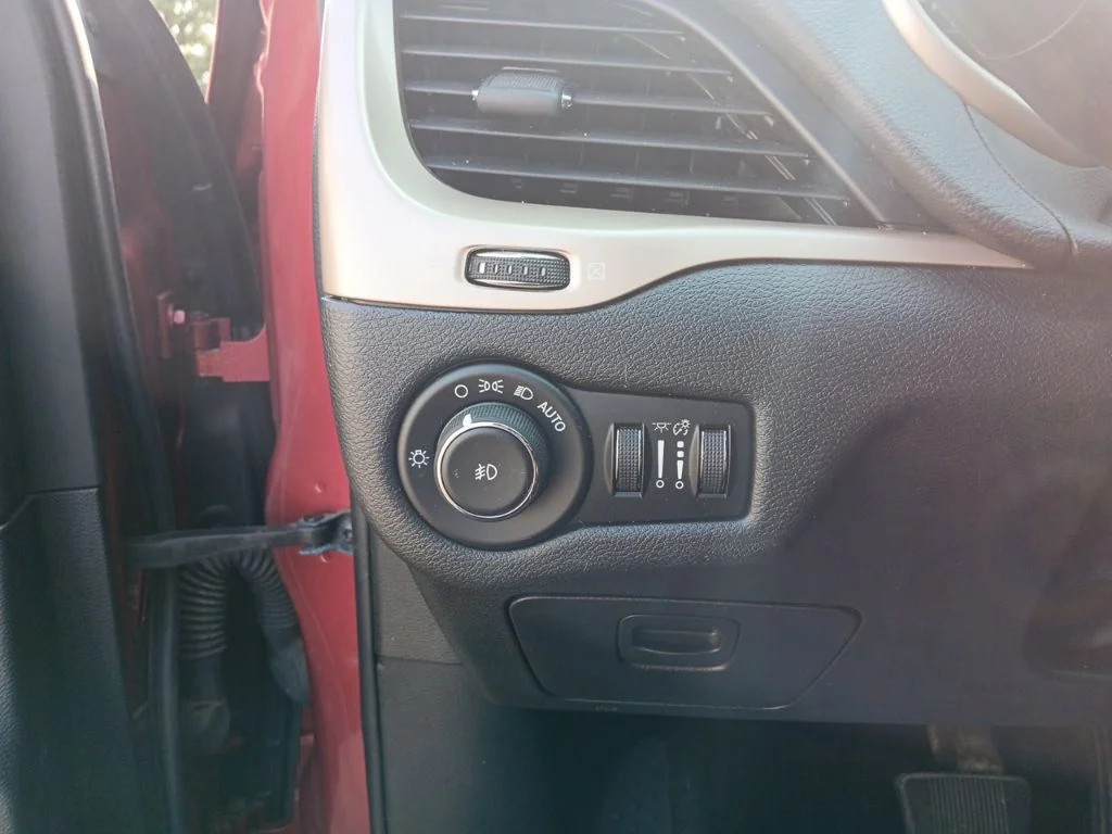 Used 2016 Deep Cherry Red Crystal Pearlcoat Jeep Latitude image 17