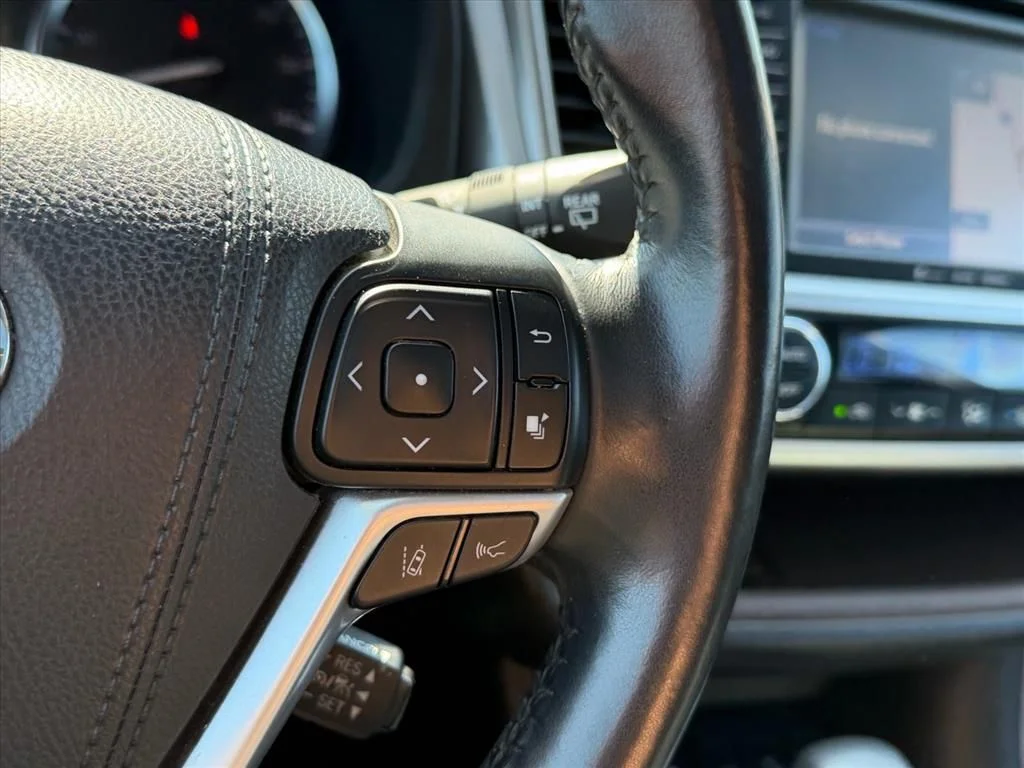 Used 2017 Black Toyota XLE image 18