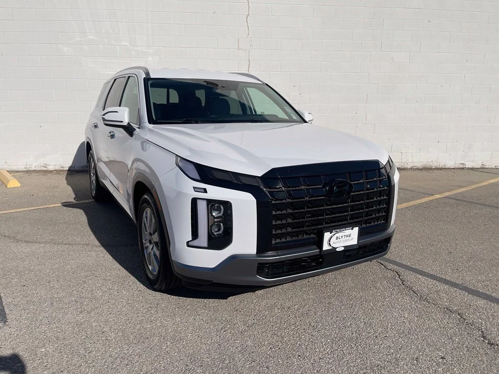 Used 2025 White Hyundai SEL image 11
