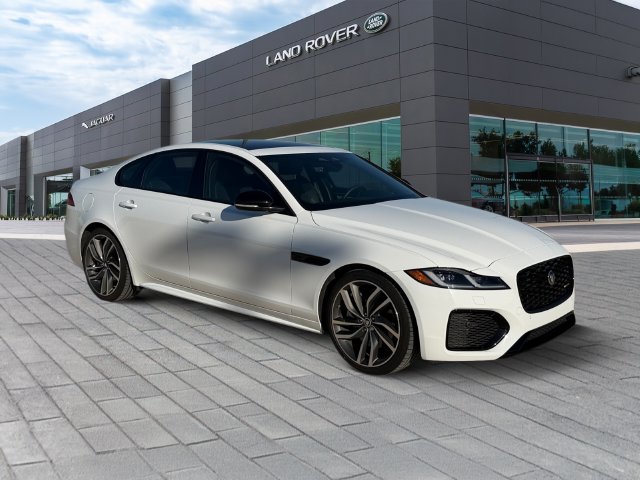 Used 2024  Jaguar R-Dynamic SE image 7