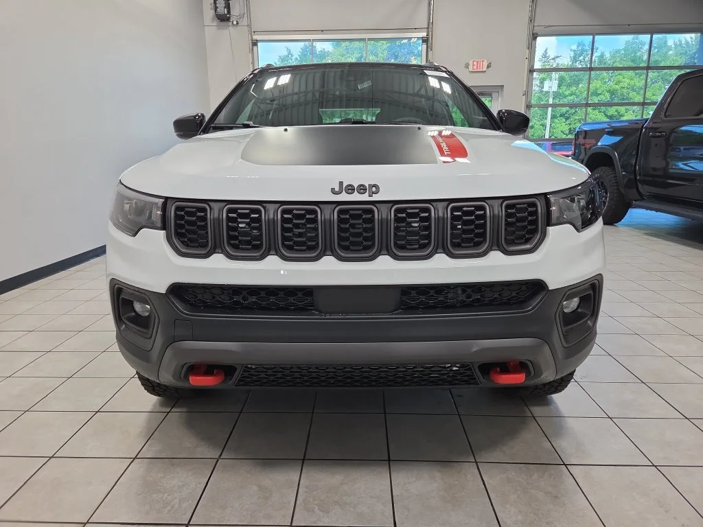 New 2026 Bright White Clear-Coat Exterior Paint Jeep Trailhawk image 2