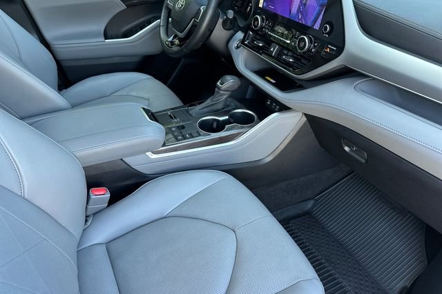 Used 2023 Silver Toyota Platinum image 21