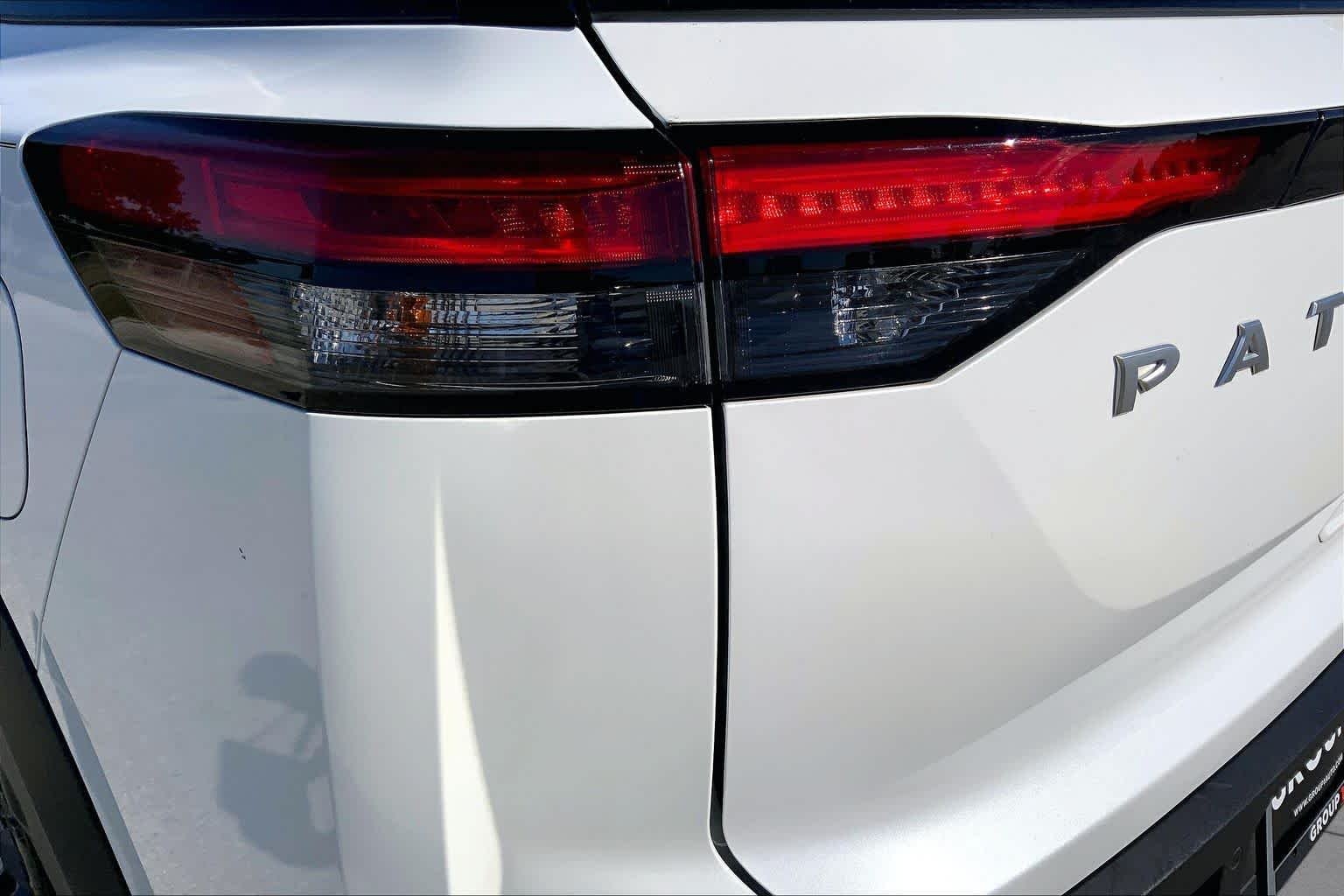 Used 2025 Everest White Pearl Tricoat Nissan SV image 28