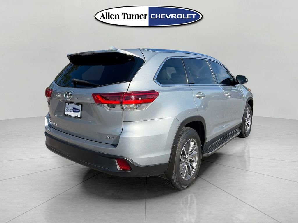 Used 2019 Silver Toyota XLE image 4