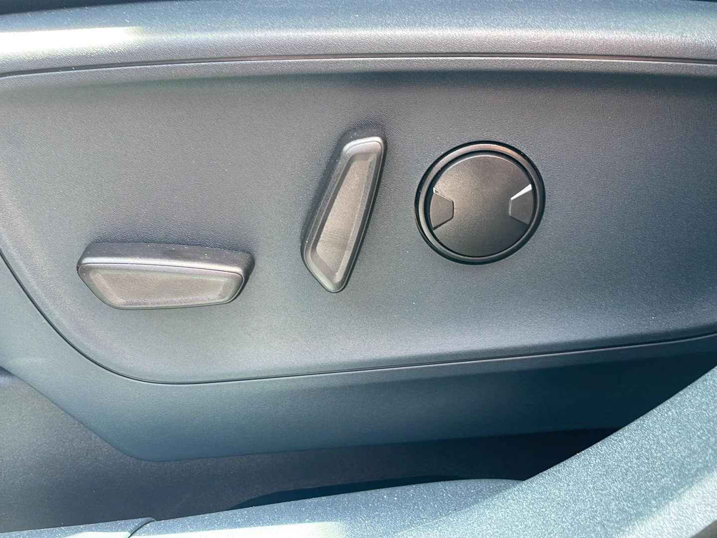 New 2026 Carbonized Gray Metallic Ford LARIAT image 13