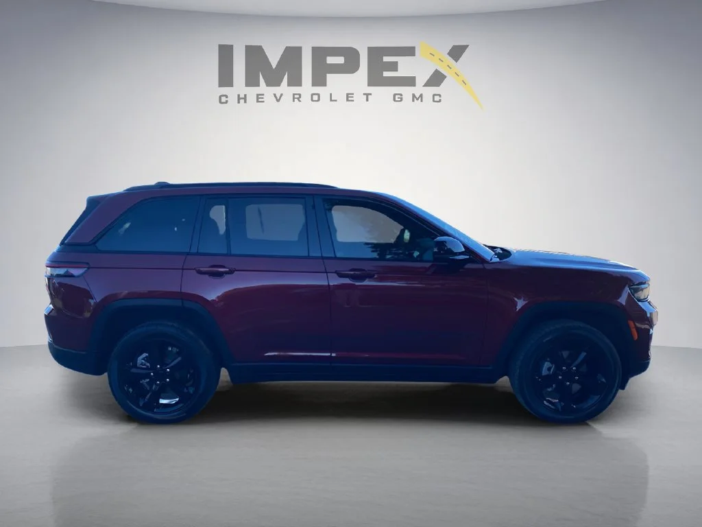 Used 2023 Red Jeep Altitude image 6