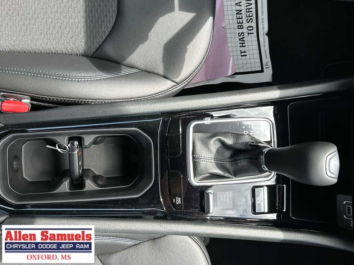 New 2026 Diamond Black Crystal Pearl-Coat Exterior Paint Jeep Latitude image 30
