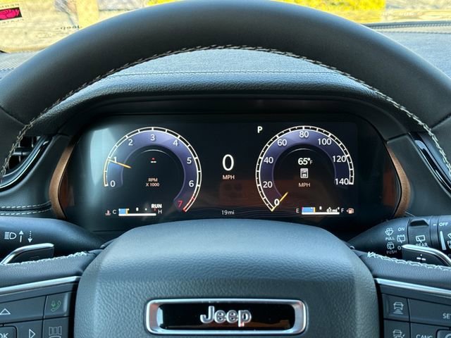 New 2026 Diamond Black Crystal Pearl-Coat Exterior Paint Jeep Limited Reserve image 15