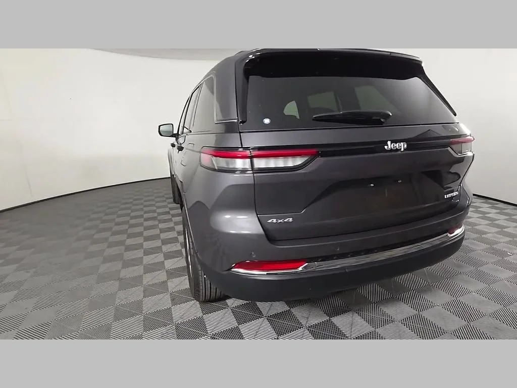 New 2026 Baltic Gray Metallic Clear-Coat Exterior Paint Jeep Laredo image 35