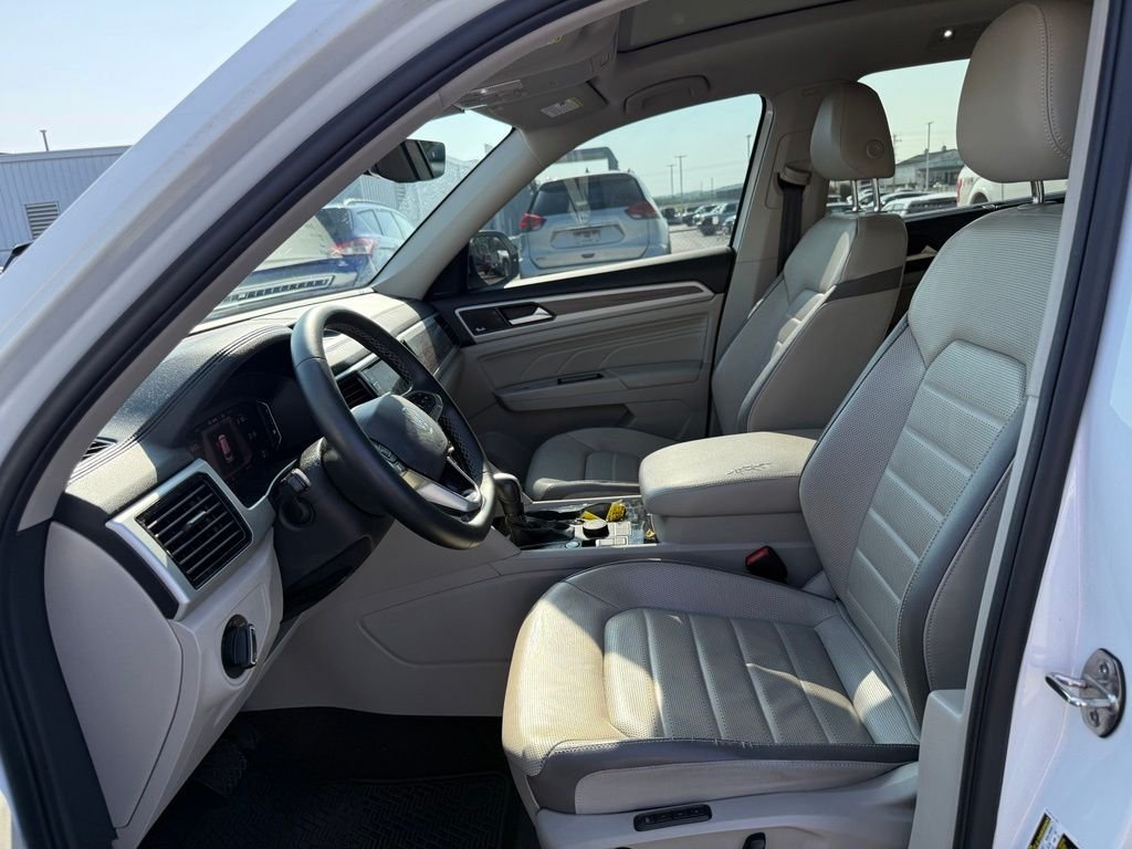 Used 2021 White Volkswagen SEL Premium image 4