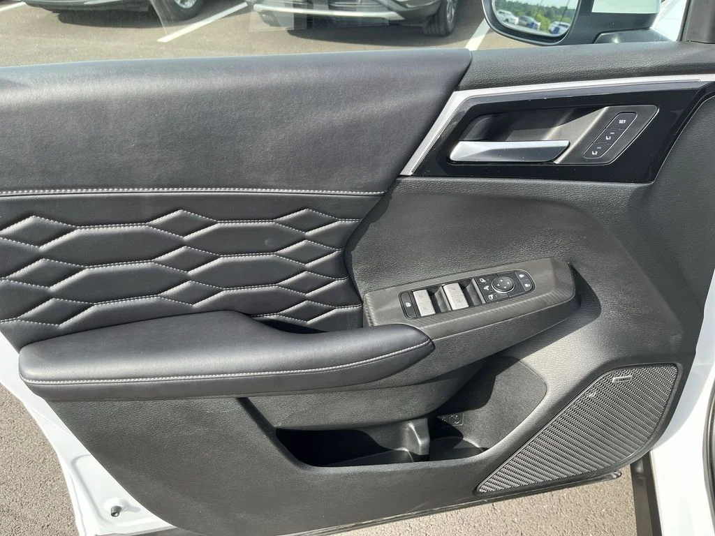 Used 2025 Silver Mitsubishi SEL image 13