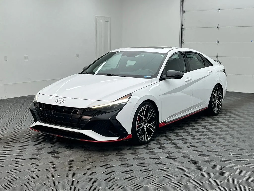 Used 2022 White Hyundai Base image 12