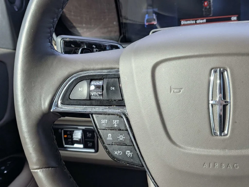 Used 2024 Pearl Metallic Lincoln Reserve image 21