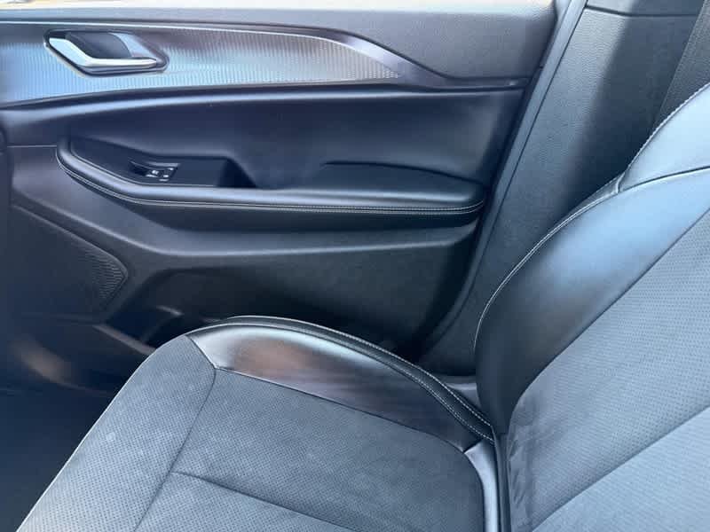 Used 2023 Diamond Black Crystal Pearlcoat Jeep Altitude image 24