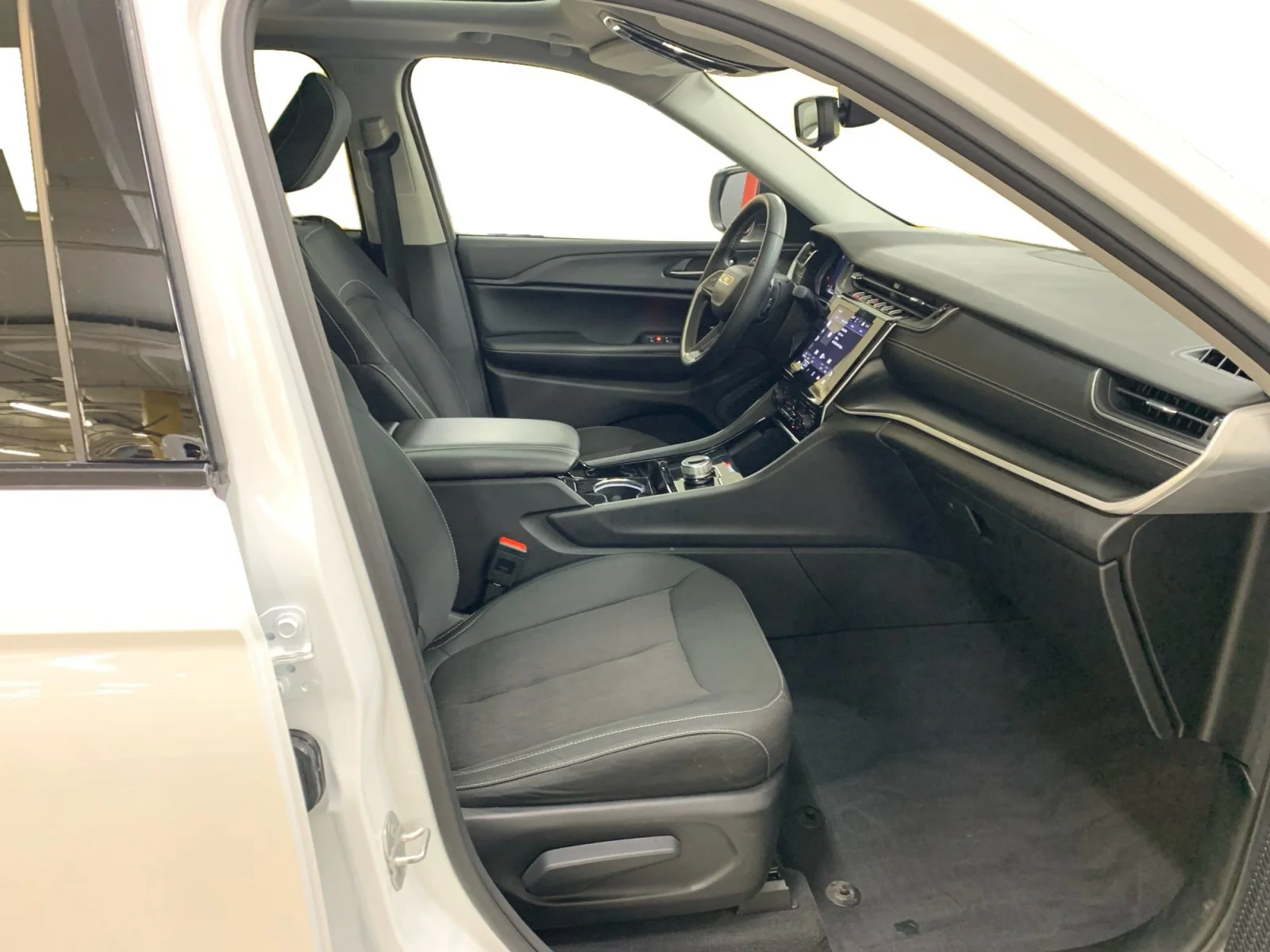 Used 2023 White Jeep Laredo image 17
