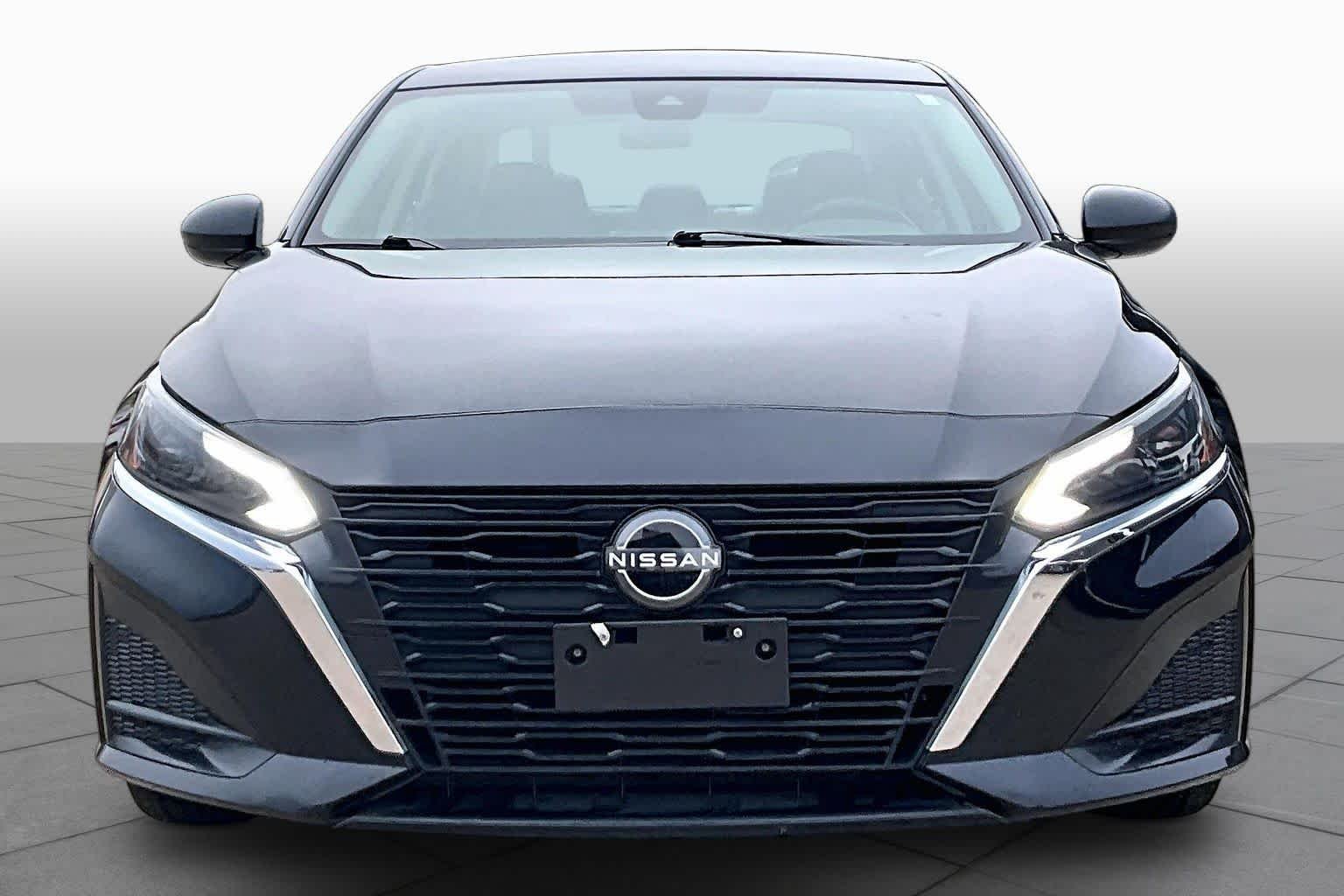 Used 2024 Super Black Nissan 2.5 SV image 3