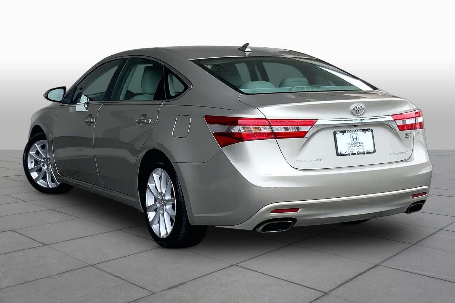 Used 2014 Creme Brulee Mica Toyota XLE image 12