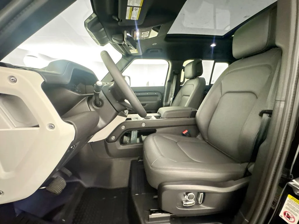New 2026 Santorini Black Land Rover X-Dynamic SE image 19