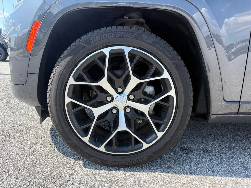 Used 2023 Gray Jeep Summit Reserve image 24