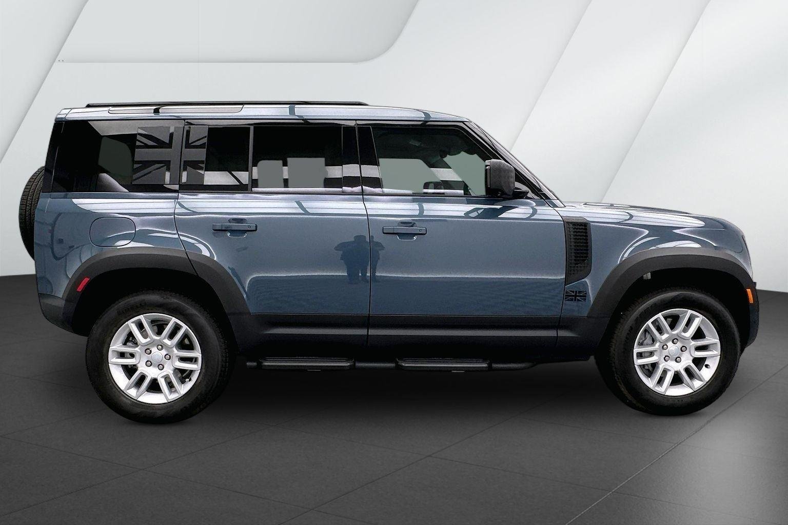 Used 2025 Tasman Blue Metallic Land Rover S image 5