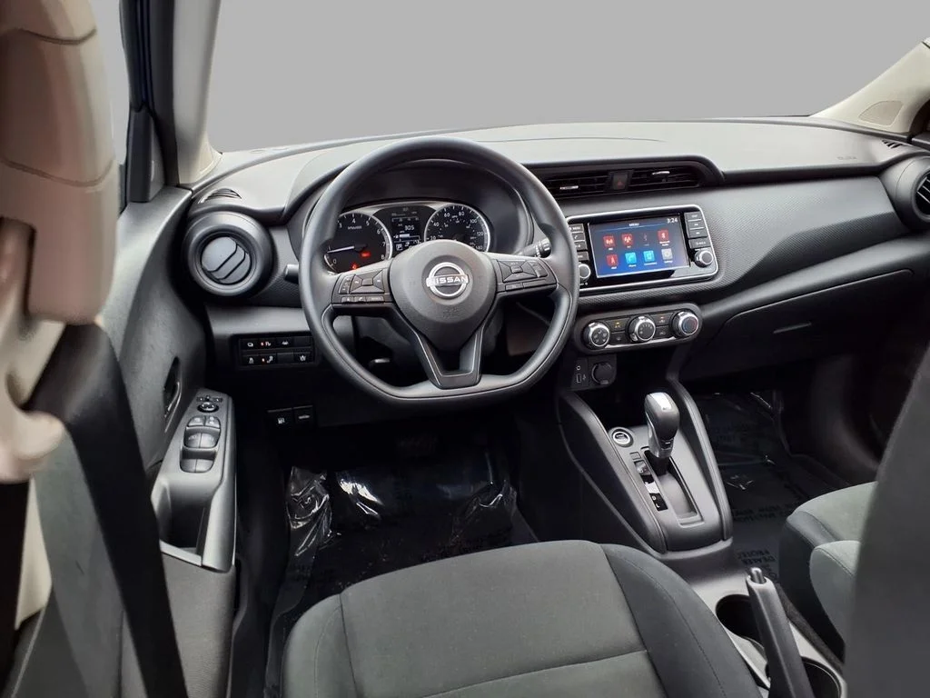 Used 2025 Blue Nissan S image 4
