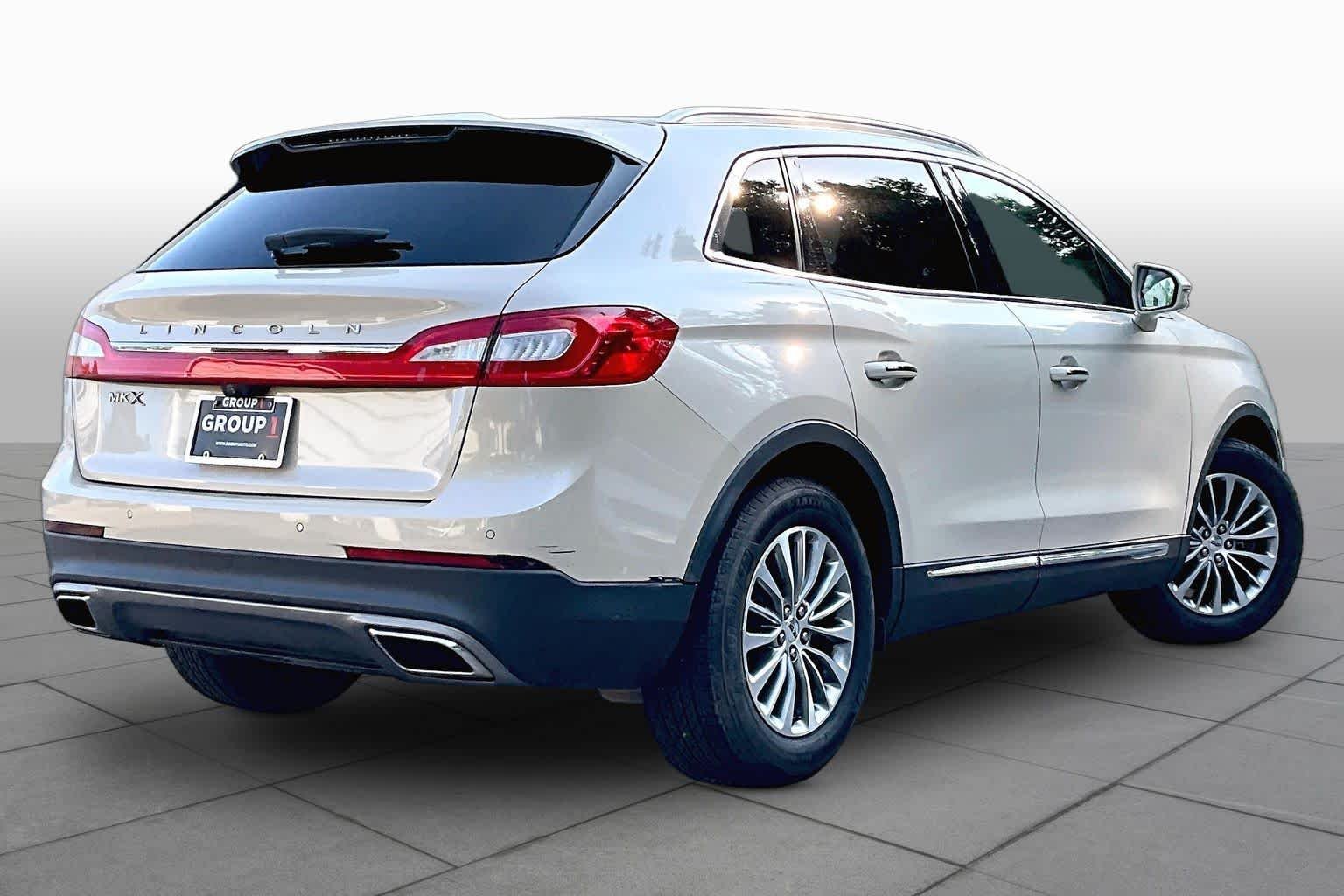 Used 2018 Ivory Pearl Lincoln Select image 13