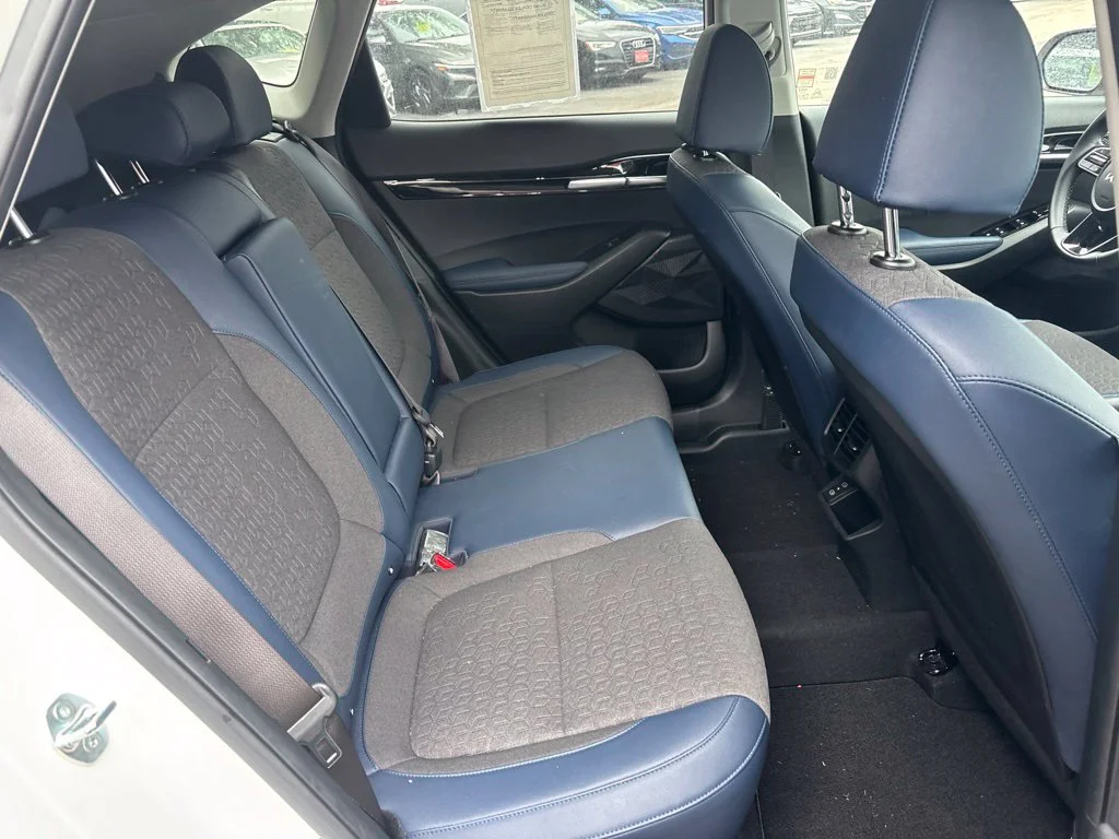 Used 2025 White Kia S image 18